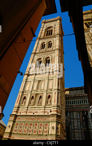 Direkt neben dem Duomo di Santa Maria del Fiore in Florenz, steht der Campanile oder Bell Tower "von Giotto entworfen Stockfoto