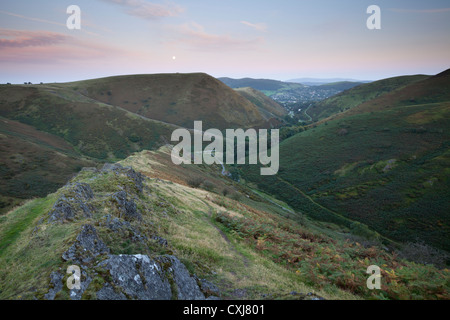 Schöne Dämmerung über die Long Mynd aus Carding Mill Valley. Stretton Kirche ist die Stadt in der Ferne Stockfoto