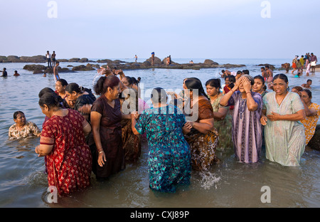 Frauen Baden im Meer. Kanyakumari. Cape Comorin. Indien Stockfoto