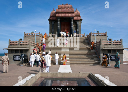 Hindu-Pilger Mandapam-Tempel besuchen. Vivekananda Fels Denkmal. Kanyakumari. Indien Stockfoto