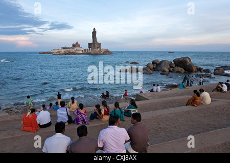 Menschen warten auf den Sonnenuntergang. Vivekananda Rock Memorial. Kanyakumari. Indien Stockfoto