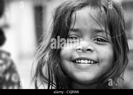 Lächelndes Mädchen glücklich junge indische Bauerndorf. Andhra Pradesh, Indien. Monochrom Stockfoto