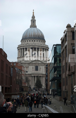 Die Kuppel der St. Pauls Cathedral aus dem Ende des die Millennium Bridge gesehen Stockfoto