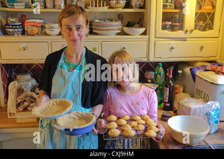 Eine Mutter und ihre Tochter Backen in der Küche Stockfoto