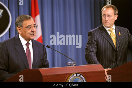 Verteidigungsminister Leon E. Panetta (links) und der kanadische Minister für Nationale Verteidigung Peter MacKay halten eine gemeinsame Pressekonferenz im Pentagon in Arlington, Virginia., Sept. 28, 2012. Stockfoto