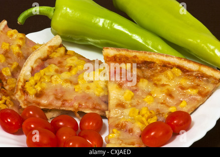 Nahaufnahme von Pizzastücke mit Gemüse Stockfoto