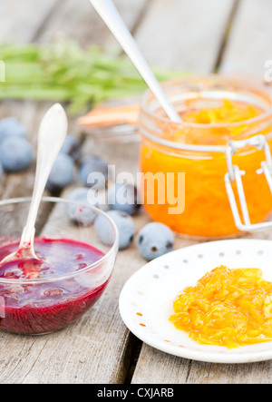 Bio Marmelade aus Bullace Pflaumen und Karotten-Marmelade Stockfoto