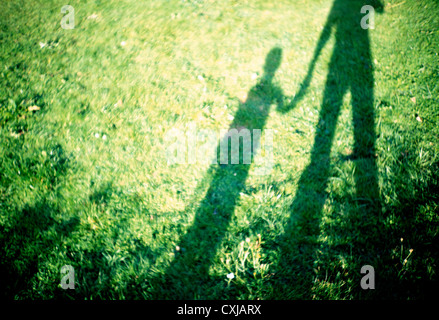 SOHN UND VATER HAND IN HAND Stockfoto