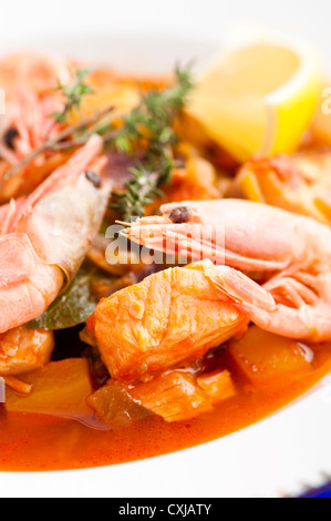 Gericht bereit, Eintopf mit Lachs und Garnelen Stockfoto