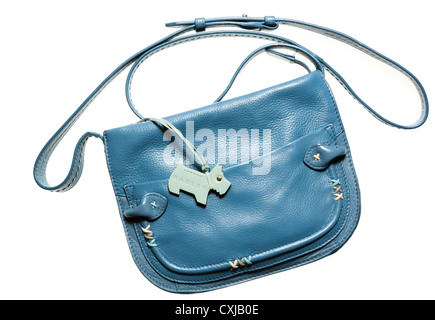 Radley Designer Handtasche mit Schultergurt in blauem Leder mit Scottie Dog Logo Tag ausgeschnitten und isoliert auf einem schlichten weißen Hintergrund. England GB Stockfoto