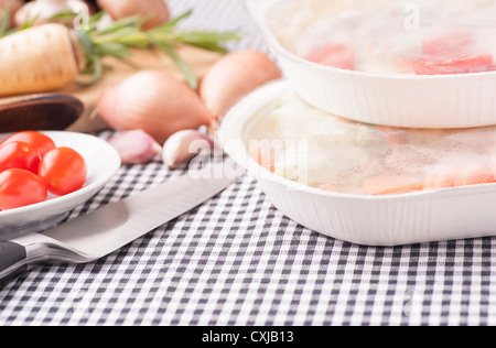 Kontrastierende Essen, Wahl zwischen frischem gesunden Gemüse und Mikrowellen-Mahlzeit Stockfoto