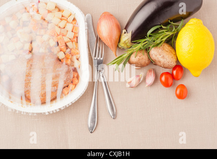 Kontrastierende Essen, Wahl zwischen frischem gesunden Gemüse und Mikrowellen-Mahlzeit Stockfoto