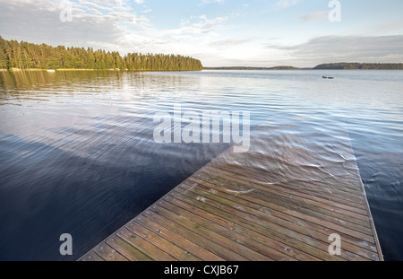 Alte hölzerne Pier geht unter tiefen Wasser auf dem See Stockfoto