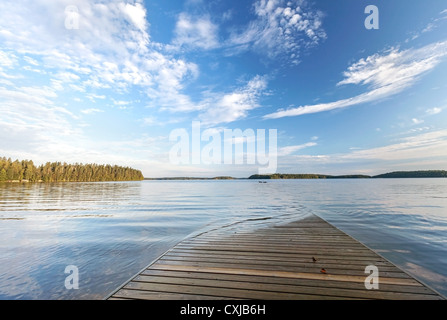 Alte hölzerne Pier geht unter Wasser Stockfoto