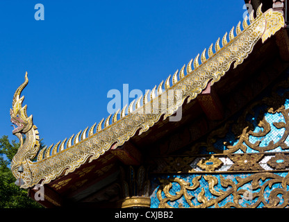 Buddhistische Satteldach in General Thailand Tempel (Wat). Stockfoto