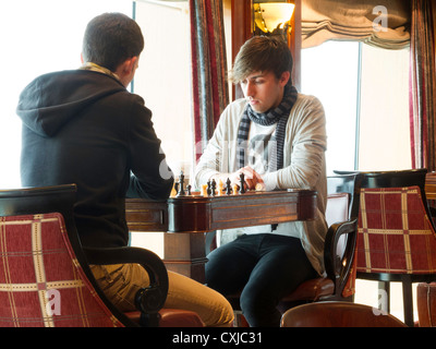 Junge Männer spielen Schach Stockfoto