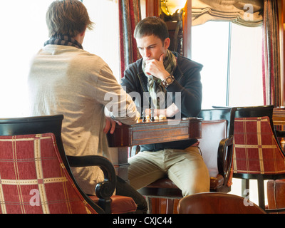 Junge Männer spielen Schach Stockfoto