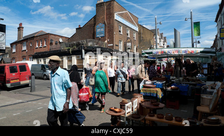 Leute, die an Marktständen auf der Walthamstow High Street vorbeilaufen Ein sonniger Sommertag in Walthamstow East London England KATHY DEWITT Stockfoto