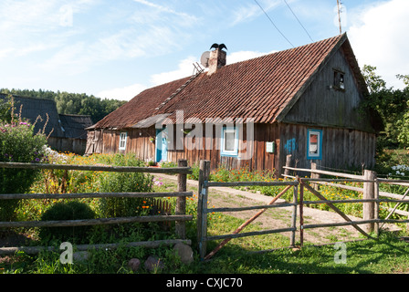 Altes Holzhaus im Dorf. Kaliningrader Gebiet. Russland Stockfoto