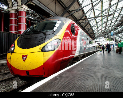 Eine Jungfrau-Züge Pendolino, bei Liverpool Lime street Station. Jungfrau läuft 1 Zug pro Stunde von Euston an den meisten Tagen nach Liverpool Stockfoto