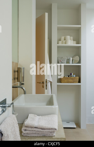 Badezimmer im Erdgeschoss mit Oberlicht und Philippe Starck sanitaryware Stockfoto