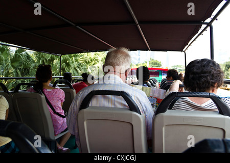 Touristen sitzen in einem Sightseeingbus in Singapur. Dieser Bus ist ein Bestandteil der Duck Tours und die Touristen in der Stadt. Stockfoto