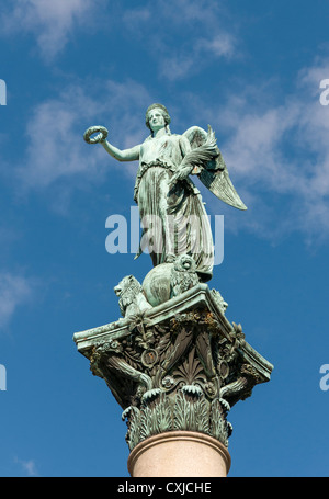 Statue von Concordia - Göttin der Harmonie - auf König Wilhelm Jubilee Spalte (Jubilaumssaule), Schlossplatz, Stuttgart, Deutschland Stockfoto