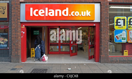 Eine muslimische Frau in einer Burka mit Einkaufswagen vor der Island store Walthamstow High Street London England UK KATHY DEWITT Stockfoto