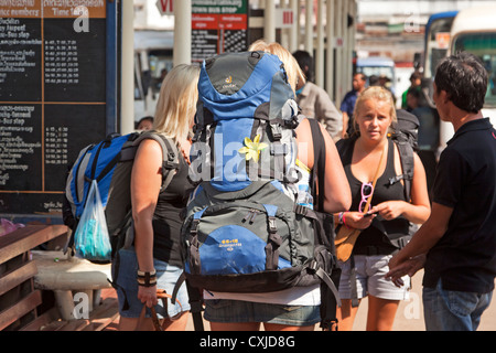 Rucksacktouristen, bus Station, Vientiane, Laos Stockfoto