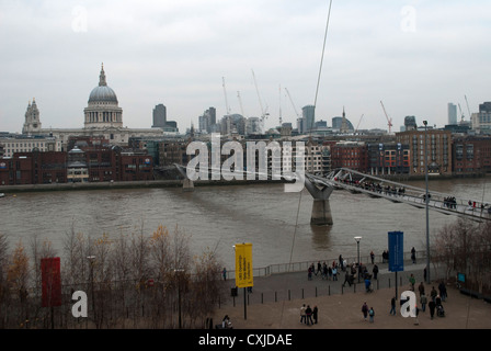 Die Kuppel von St. Paul-Kathedrale und die Millennium Bridge über die Themse von Tate Modern gesehen Stockfoto