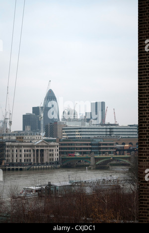 30 St Mary Axe aka The Gerkin und Southwark Bridge über die Themse von Tate Modern Stockfoto