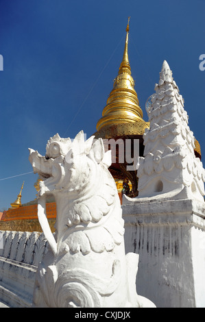 Die öffentlichen weißen Löwen aus Steinen. Befindet sich vor der Pagode sonnigen Tag. Stockfoto