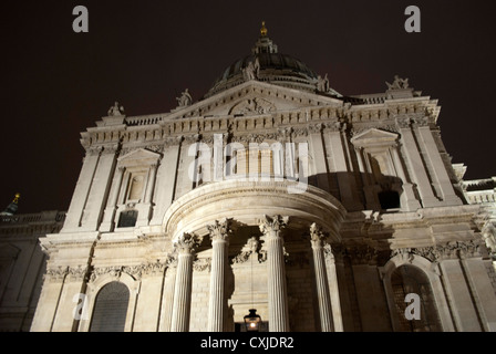 Am südlichen Eingang des südlichen Querschiffs der St. Pauls Kathedrale Flutlicht nachts nachschlagen Stockfoto