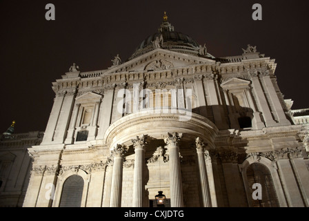 Am südlichen Eingang des südlichen Querschiffs der St. Pauls Kathedrale Flutlicht nachts nachschlagen Stockfoto