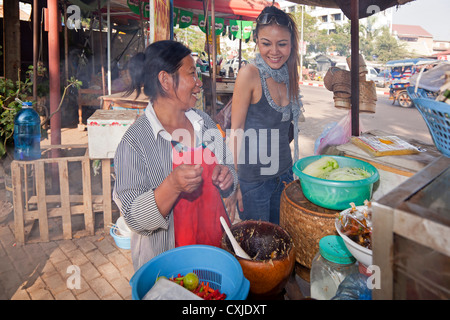 Kunde und Koch, Imbiss, Vientiane, Laos Stockfoto
