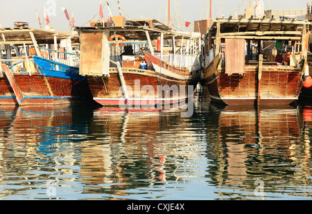 Alten Daus Katars Fischereiflotte vertäut im Dhow Hafen von Doha Corniche Stockfoto