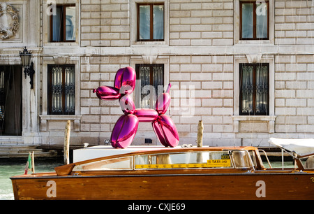 Jeff Koons ballonfarbener Pudel über einem Boot in Venedig Stockfoto
