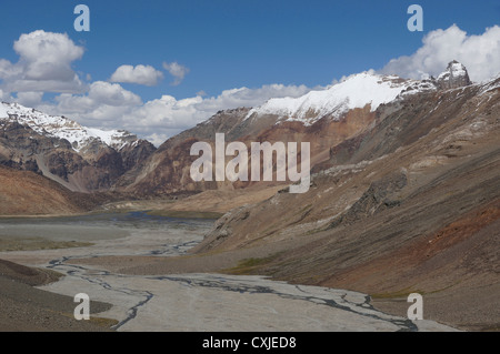 Landschaft zwischen Baralacha La (Bara-Lacha-Pass, 4890m) und Sarchu, Manali-Leh-Highway, Lahaul und Spiti, Himachal Pradesh, Indien Stockfoto