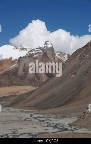 Landschaft zwischen Baralacha La (Bara-Lacha-Pass, 4890m) und Sarchu, Manali-Leh-Highway, Lahaul und Spiti, Himachal Pradesh, Indien Stockfoto