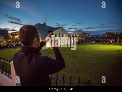 Mit einem Smartphone zu fotografieren während Reykjaviks Kulturfestival als Menningarnott bekannt. Reykjavik, Island Stockfoto