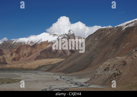 Landschaft zwischen Baralacha La (Bara-Lacha-Pass, 4890m) und Sarchu, Manali-Leh-Highway, Lahaul und Spiti, Himachal Pradesh, Indien Stockfoto