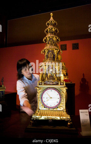 Kurator betreibt eine seltene Uhr / Uhren in das Uhrenmuseum im Palastmuseum, die Verbotene Stadt. Beijing. China. Stockfoto