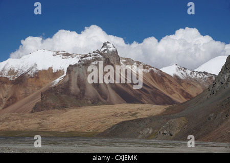 Landschaft zwischen Baralacha La (Bara-Lacha-Pass, 4890m) und Sarchu, Manali-Leh-Highway, Lahaul und Spiti, Himachal Pradesh, Indien Stockfoto