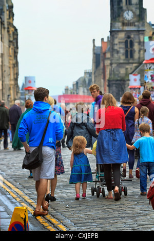 Menschen, die entlang der Royal Mile in Edinburgh Fringe Festival, Edinburgh, Schottland Stockfoto