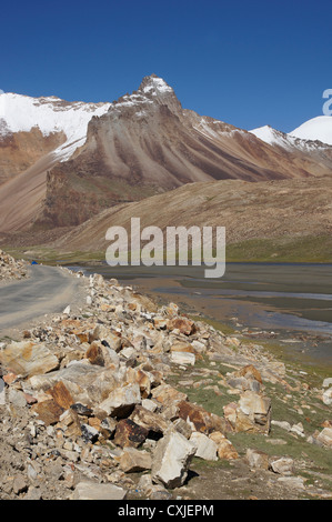 Landschaft zwischen Baralacha La (Bara-Lacha-Pass, 4890m) und Sarchu, Manali-Leh-Highway, Lahaul und Spiti, Himachal Pradesh, Indien Stockfoto