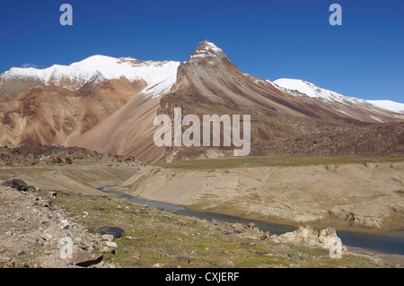 Landschaft zwischen Baralacha La (Bara-Lacha-Pass, 4890m) und Sarchu, Manali-Leh-Highway, Lahaul und Spiti, Himachal Pradesh, Indien Stockfoto