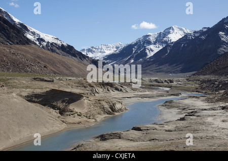 Landschaft zwischen Baralacha La (Bara-Lacha-Pass, 4890m) und Sarchu, Manali-Leh-Highway, Lahaul und Spiti, Himachal Pradesh, Indien Stockfoto