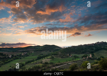 Große Sonnenuntergang mit Wolken im italienischen Land im Sommer. Bild hat tolle Farben. Stockfoto