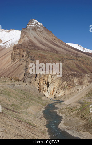 Landschaft zwischen Baralacha La (Bara-Lacha-Pass, 4890m) und Sarchu, Manali-Leh-Highway, Lahaul und Spiti, Himachal Pradesh, Indien Stockfoto