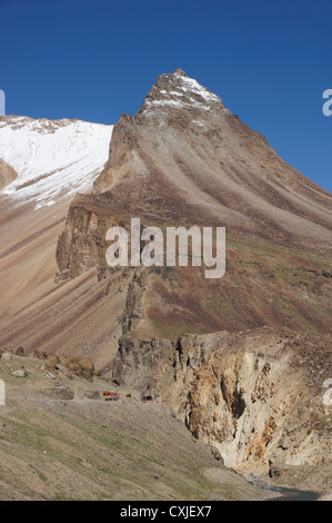 Landschaft zwischen Baralacha La (Bara-Lacha-Pass, 4890m) und Sarchu, Manali-Leh-Highway, Lahaul und Spiti, Himachal Pradesh, Indien Stockfoto